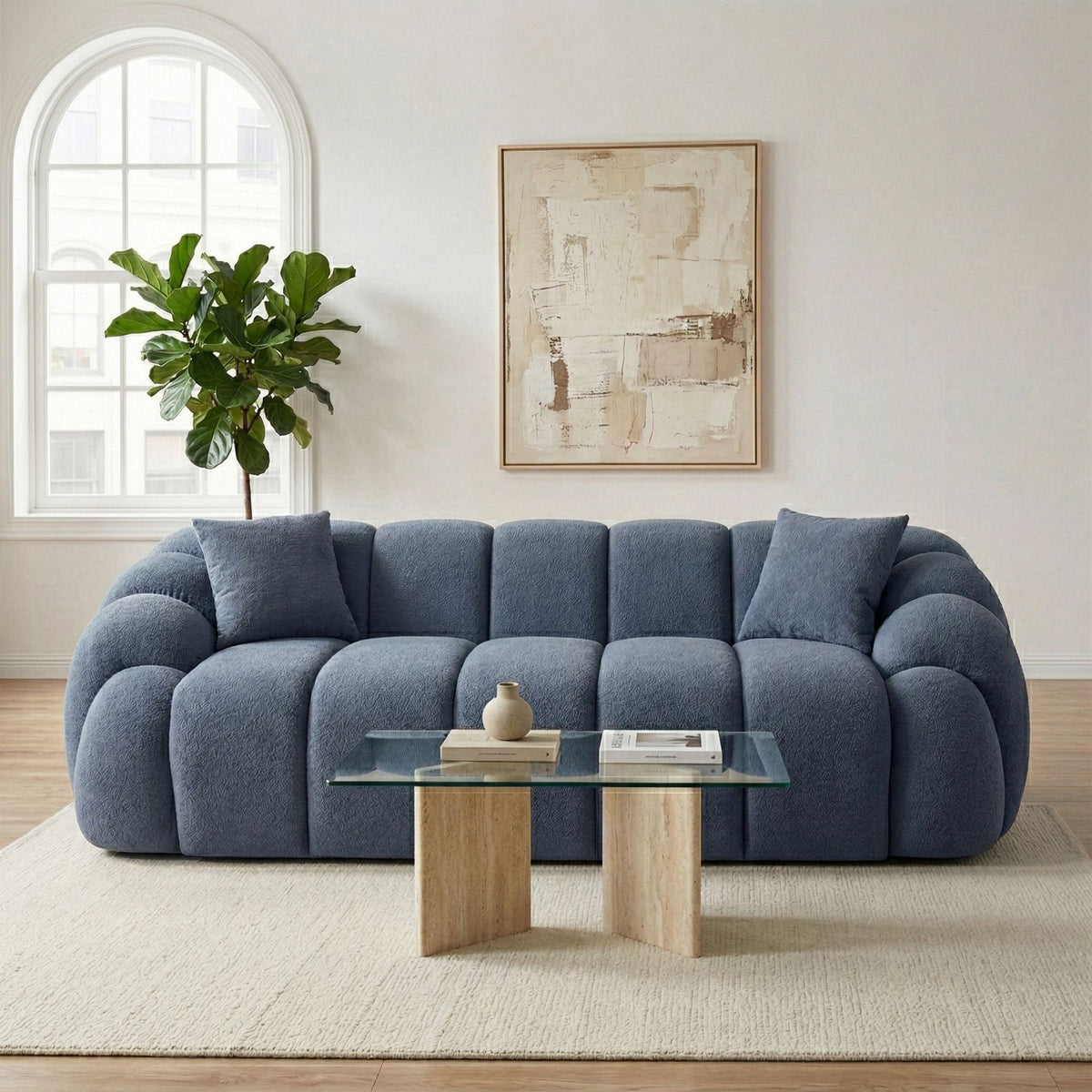 Marineblaues 3-Sitzer Sofa Octavio von Hanah Home mit Polyesterbezug, Hainbuche-Gestell, Kunststoffbeinen und zwei losen Kissen.
