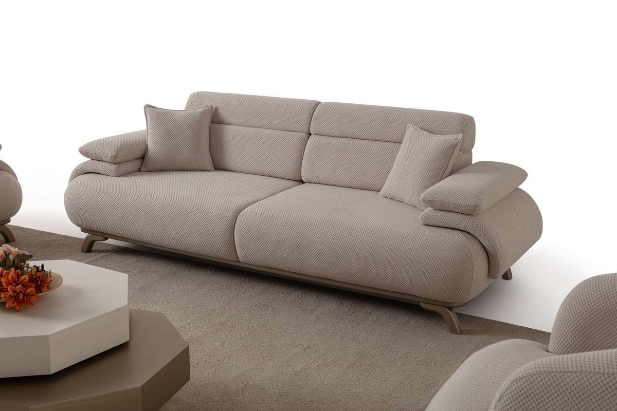 Beiges 3-Sitzer-Sofa mit Polyesterstoff in Tuna-Struktur, Holzbeinen und abnehmbarem Rückenkissen, Frontalansicht auf hellem Hintergrund.