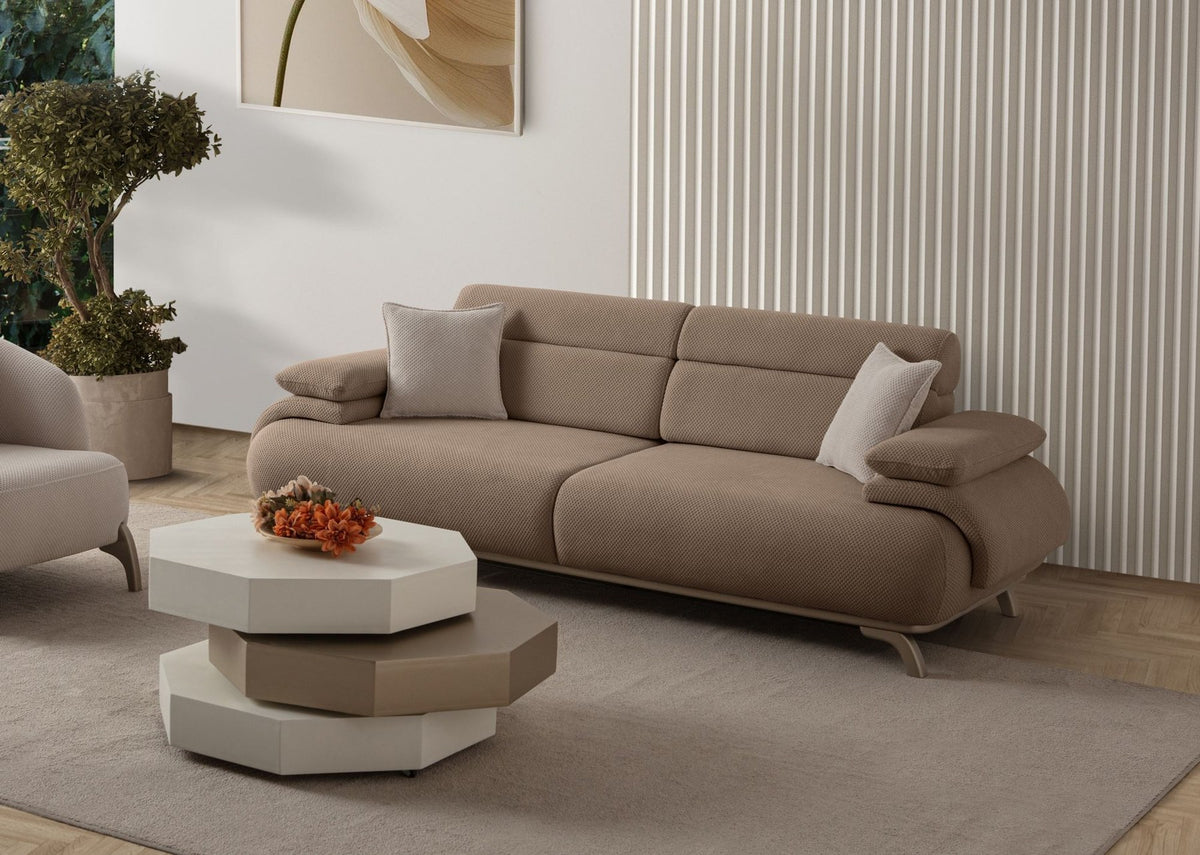 Bonjo Silver 3-Sitzer-Sofa in Latte mit Polyesterbezug, Holzbeinen und abnehmbarem Rückenkissen, zwei Kissen auf der Sitzfläche.