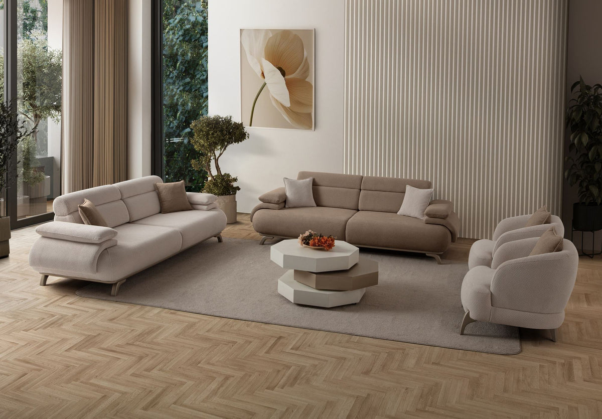 Bonjo Silver 3-Sitzer-Sofa in Latte mit Polyesterbezug, Holzbeinen und abnehmbarem Rückenkissen, zwei Kissen auf der Sitzfläche.