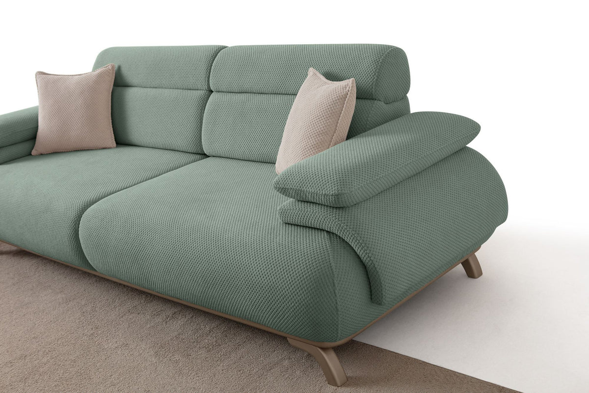 Seegrünes 3-Sitzer-Sofa Bonjo Silver von Hanah Home mit Polyesterbezug, Holzbeinen und zwei losen Kissen, Frontalansicht des Möbelstücks.