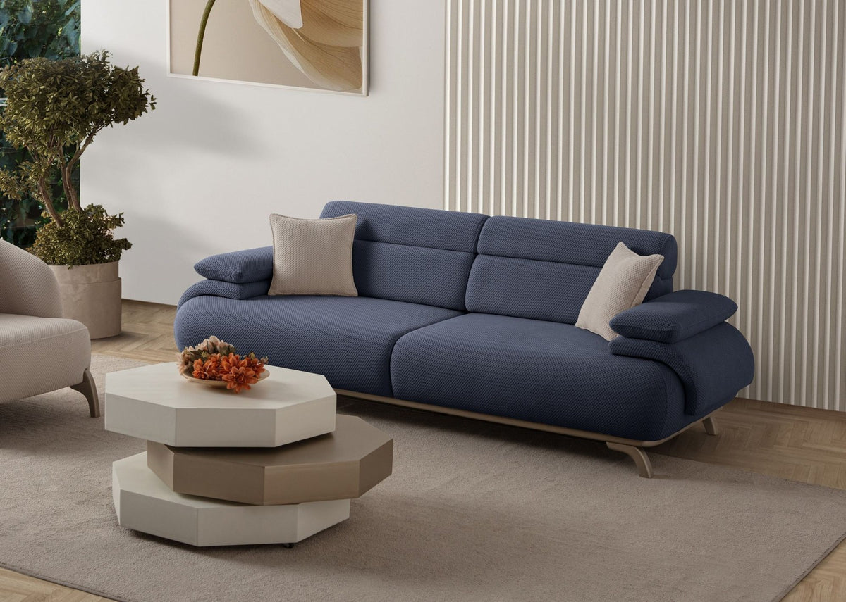 Marineblaues 3-Sitzer-Sofa mit Polyesterbezug, Holzbeinen und abnehmbarem Rückenkissen, fotografiert vor hellem Hintergrund.