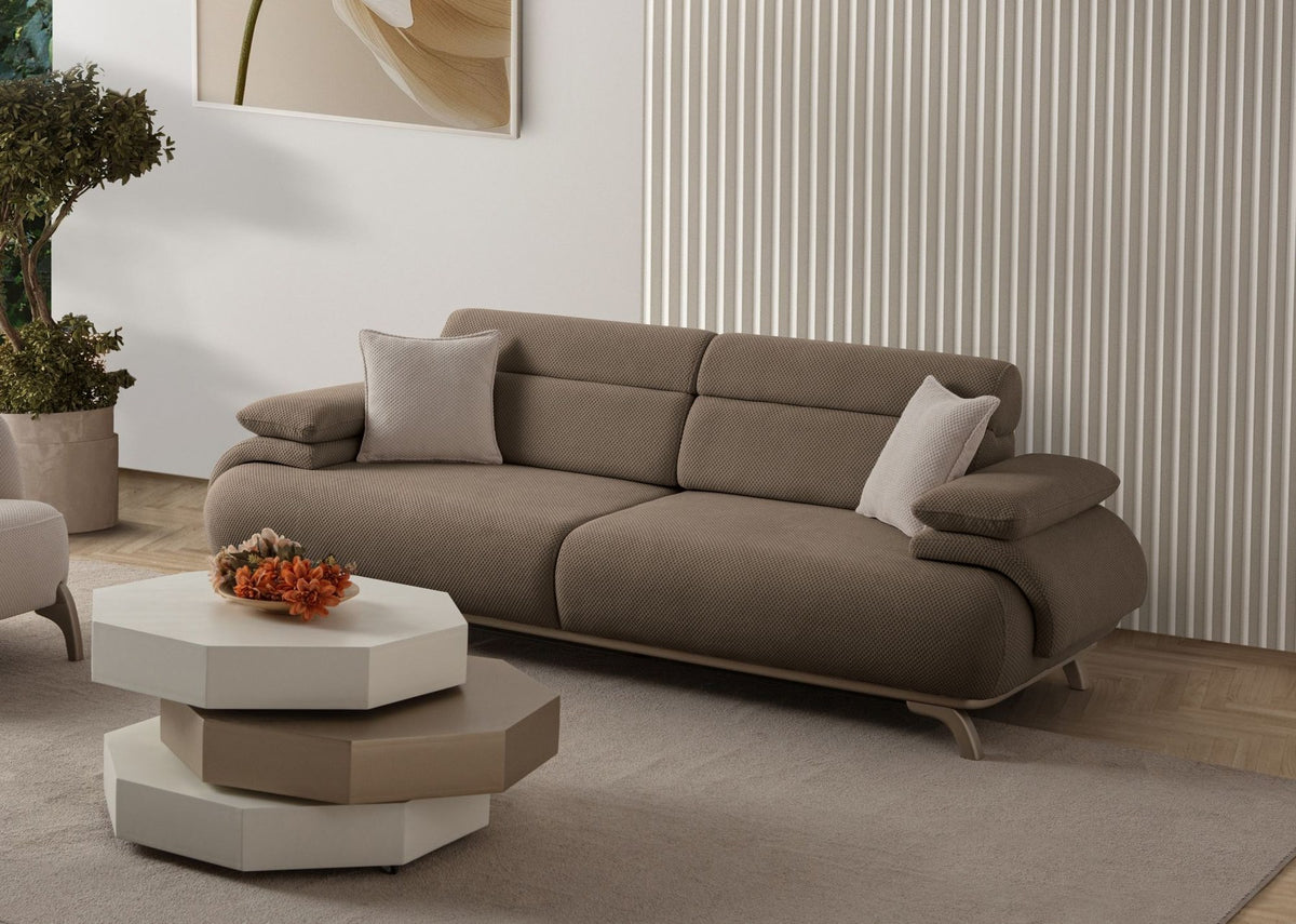 3-Sitzer-Sofa Bonjo Silver in Erde von Hanah Home, Polyesterbezug mit Tuna-Struktur, Holzbeine, abnehmbares Rückenkissen, zwei Zierkissen.