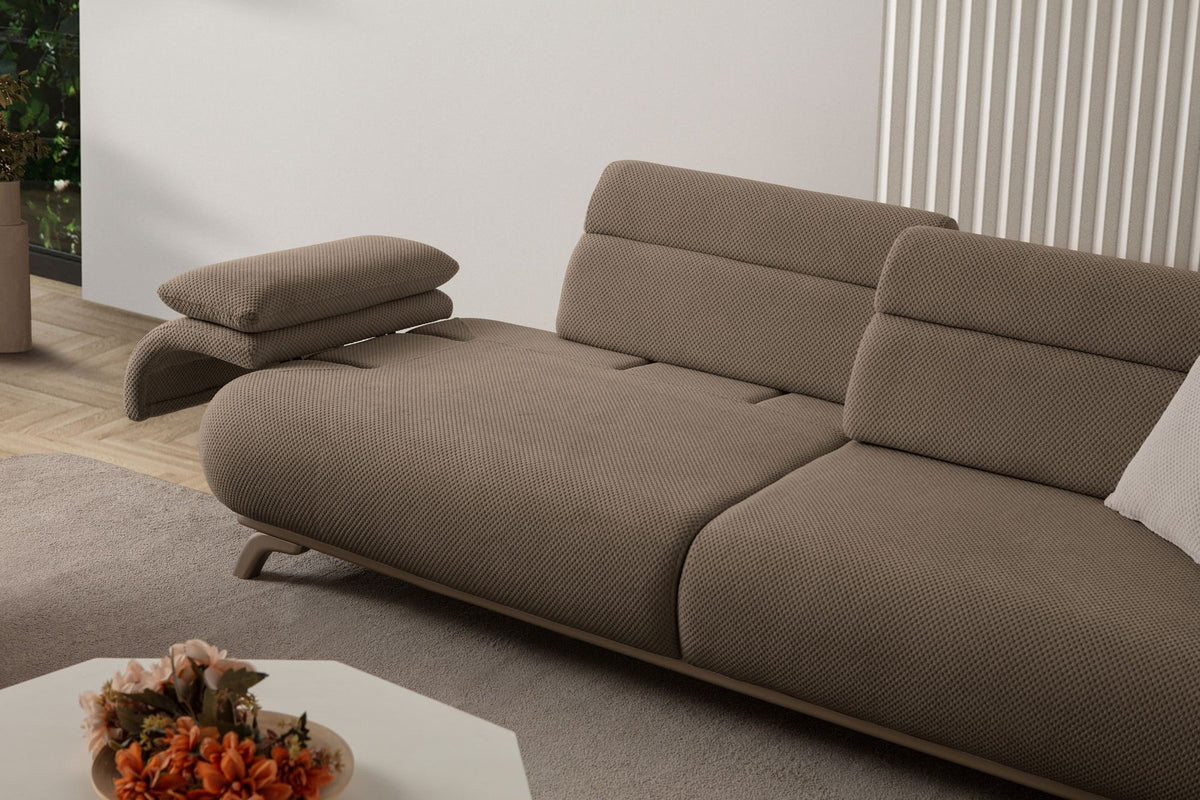 3-Sitzer-Sofa Bonjo Silver in Erde von Hanah Home, Polyesterbezug mit Tuna-Struktur, Holzbeine, abnehmbares Rückenkissen, zwei Zierkissen.