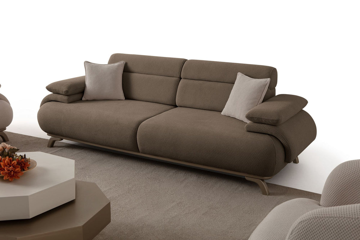 3-Sitzer-Sofa Bonjo Silver in Erde von Hanah Home, Polyesterbezug mit Tuna-Struktur, Holzbeine, abnehmbares Rückenkissen, zwei Zierkissen.