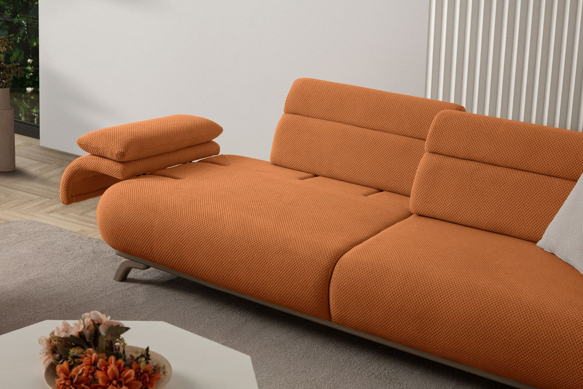 Ziegelrotes 3-Sitzer-Sofa mit Polyesterbezug in Tuna-Struktur, Holzbeinen und abnehmbarem Rückenkissen, zwei Zierkissen auf der Sitzfläche