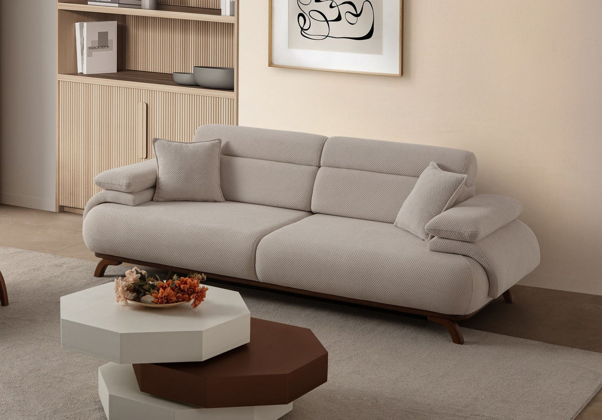 Beiges 3-Sitzer Sofa mit Polyester-Bezug in Tuna-Struktur, Holzbeinen und abnehmbarem Rückenkissen, Gestell aus Hainbuche und Spanplatte.