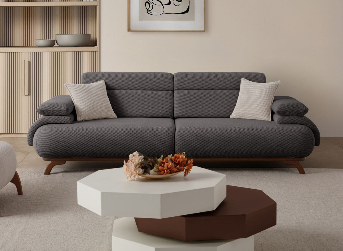Anthrazitfarbenes 3-Sitzer Sofa Bonjo mit Holzbeinen, Polyester-Bezug in Tuna-Struktur und zwei losen Kissen, Frontalansicht.