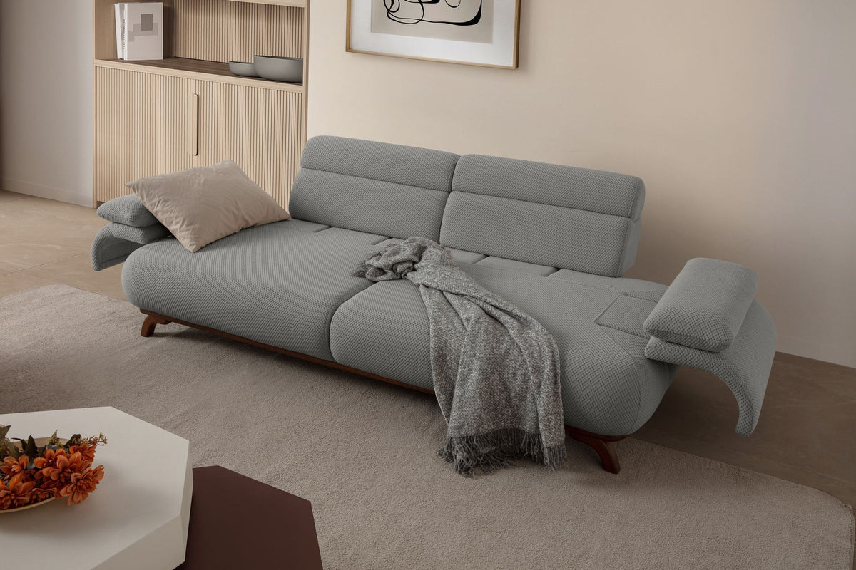 Graues 3-Sitzer Sofa Bonjo aus Polyesterstoff mit Tuna-Struktur, Gestell aus Hainbuche und Spanplatte, mit schlanken Holzbeinen und zwei Kissen.