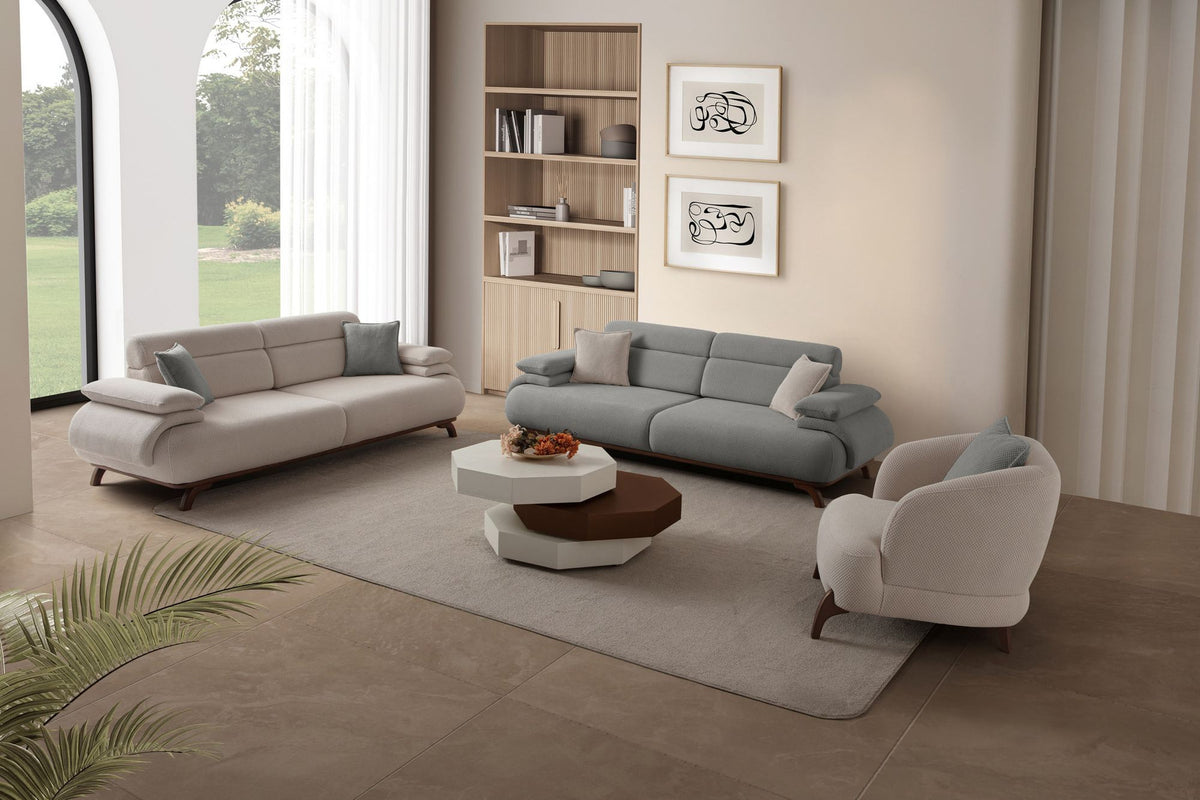 Graues 3-Sitzer Sofa Bonjo aus Polyesterstoff mit Tuna-Struktur, Gestell aus Hainbuche und Spanplatte, mit schlanken Holzbeinen und zwei Kissen.