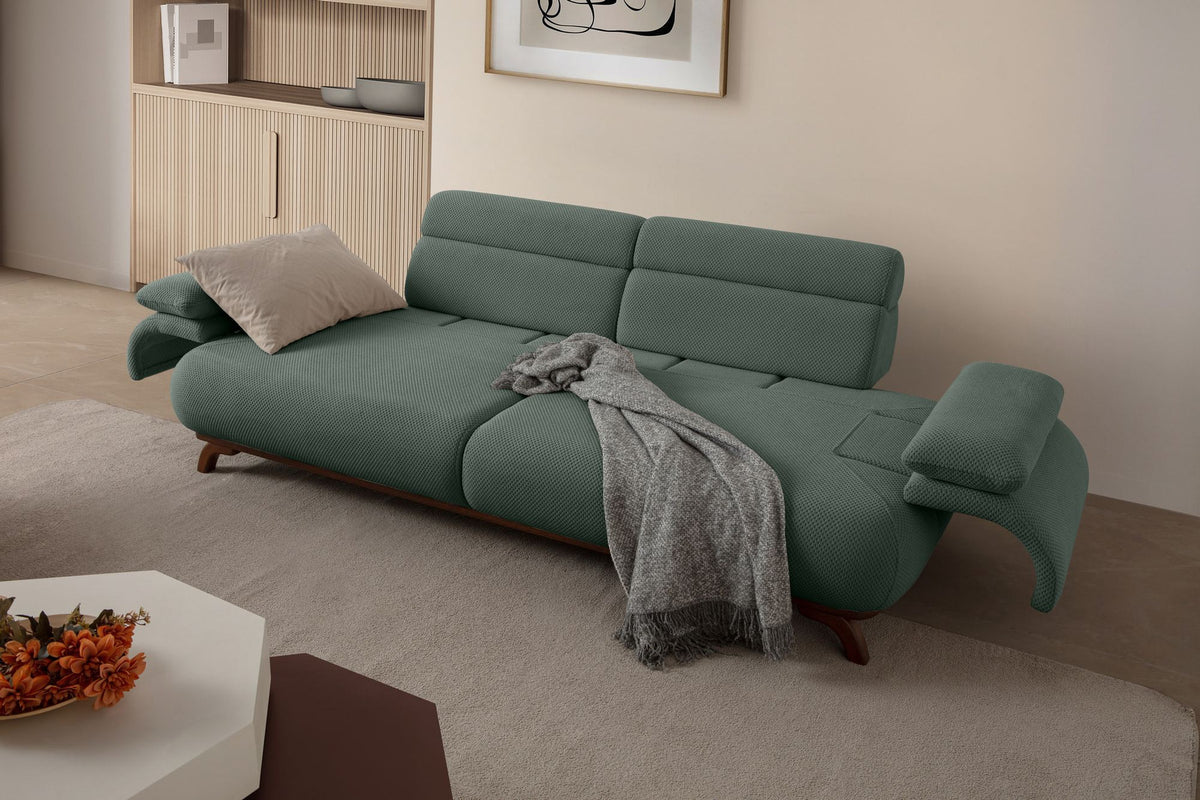 Grünes 3-Sitzer Sofa Bonjo aus Polyesterstoff mit Holzbeinen, Gestell aus Hainbuche, zwei Kissen, Rückenkissen abnehmbar.