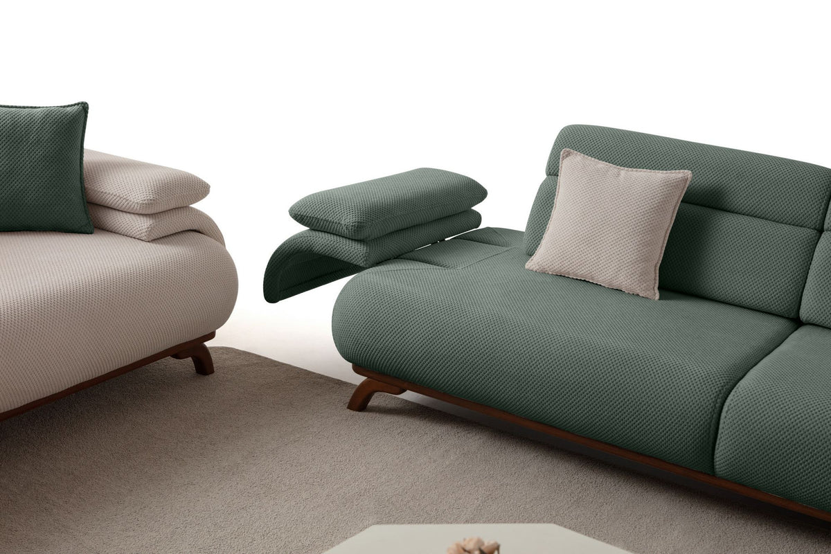 Grünes 3-Sitzer Sofa Bonjo aus Polyesterstoff mit Holzbeinen, Gestell aus Hainbuche, zwei Kissen, Rückenkissen abnehmbar.