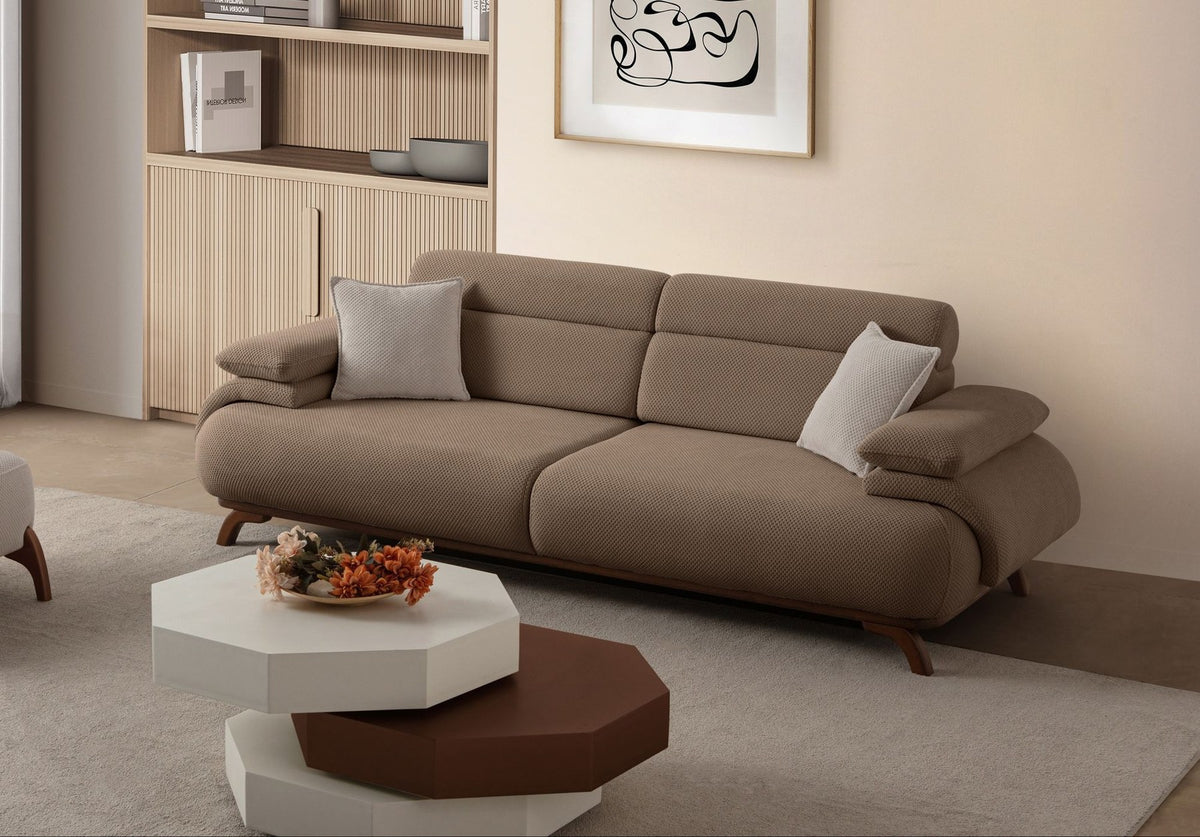 Dreisitzer-Sofa Bonjo in Latte mit Polyesterbezug in Tuna-Struktur, schlanken Holzbeinen und abnehmbarem Rückenkissen, Frontalansicht.