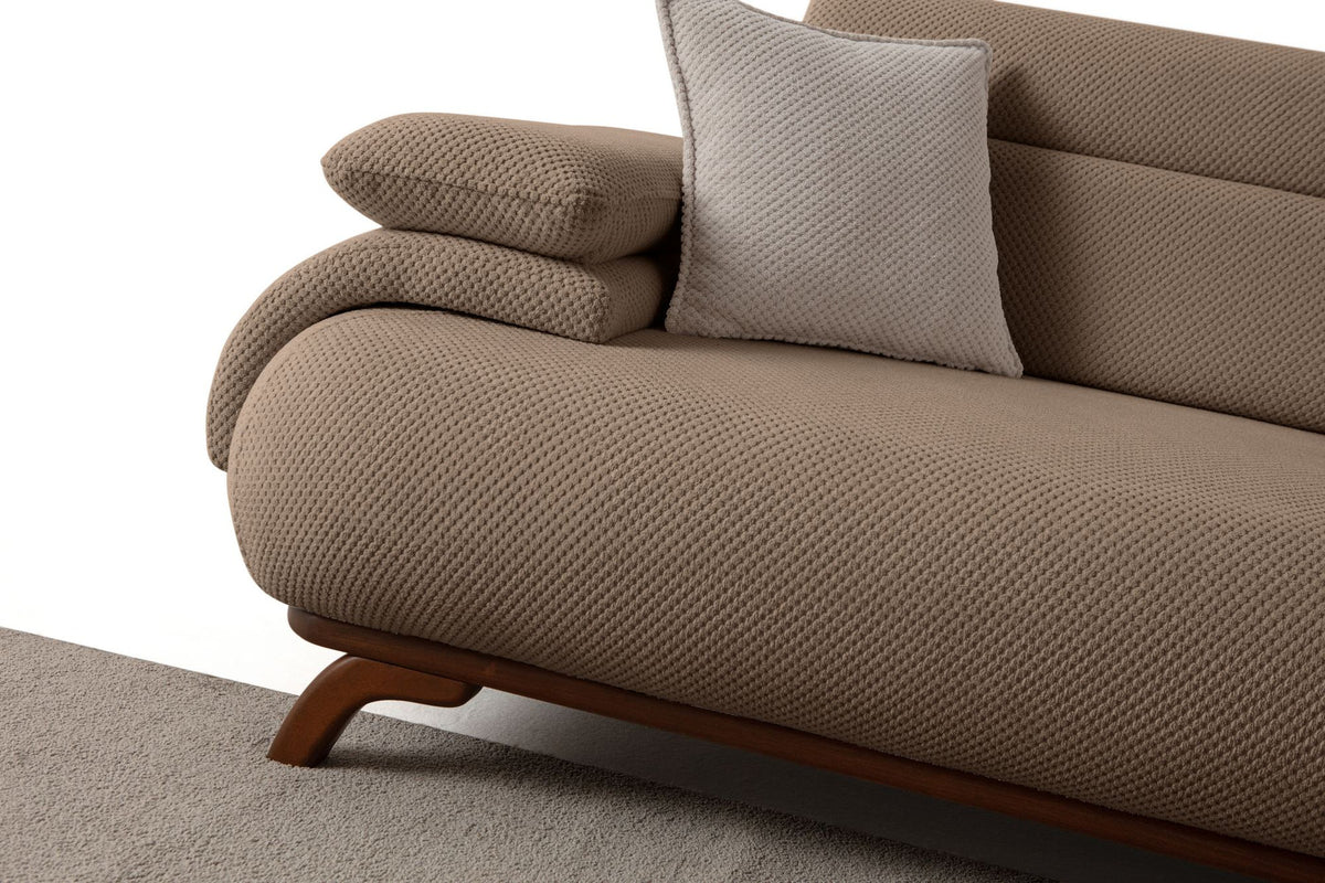 Dreisitzer-Sofa Bonjo in Latte mit Polyesterbezug in Tuna-Struktur, schlanken Holzbeinen und abnehmbarem Rückenkissen, Frontalansicht.