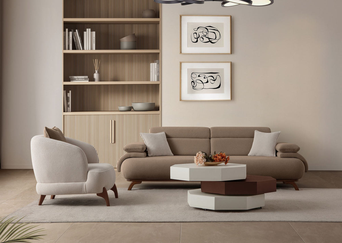Dreisitzer-Sofa Bonjo in Latte mit Polyesterbezug in Tuna-Struktur, schlanken Holzbeinen und abnehmbarem Rückenkissen, Frontalansicht.