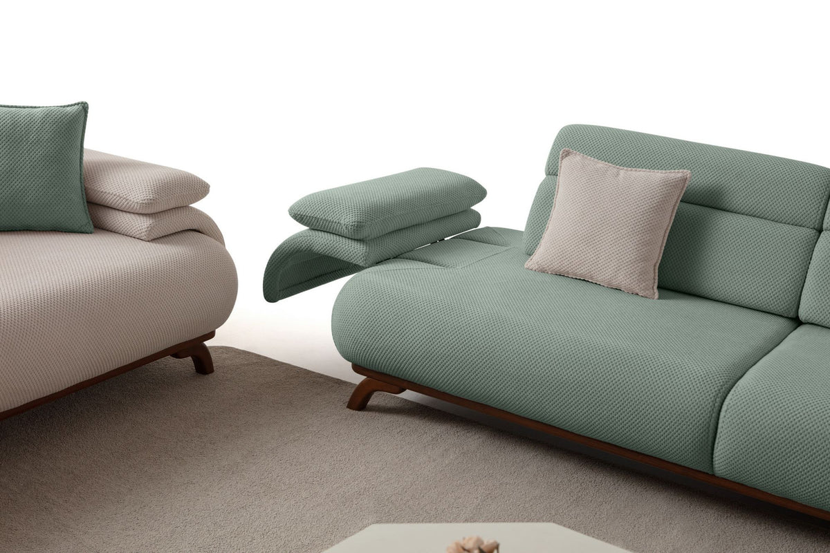 Seegrünes 3-Sitzer Sofa Bonjo von Hanah Home mit Holzbeinen, Polyesterbezug in Tuna-Struktur und zwei losen Kissen auf hellem Hintergrund.