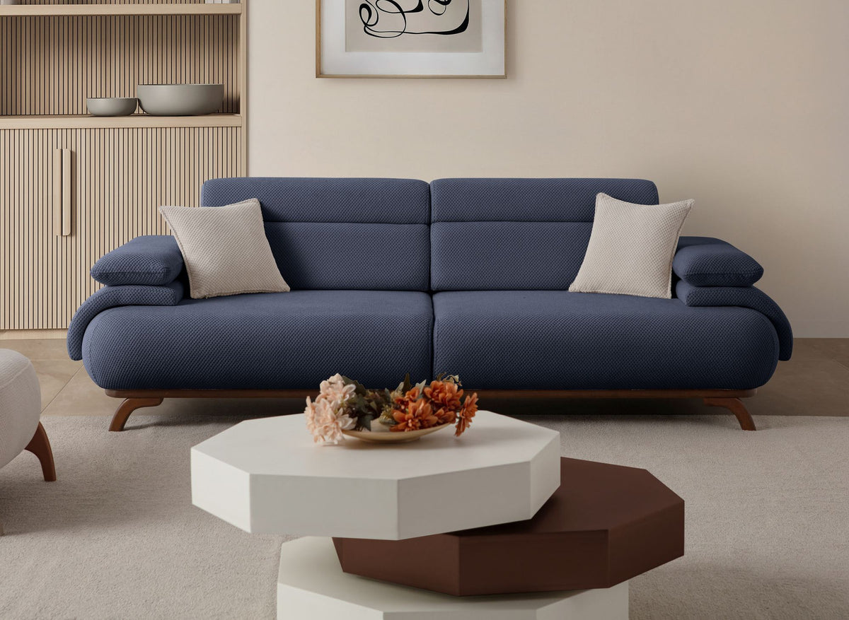 Marineblaues 3-Sitzer Sofa Bonjo von Hanah Home mit Holzbeinen, Polyester-Bezug in Tuna-Struktur und zwei losen Kissen.