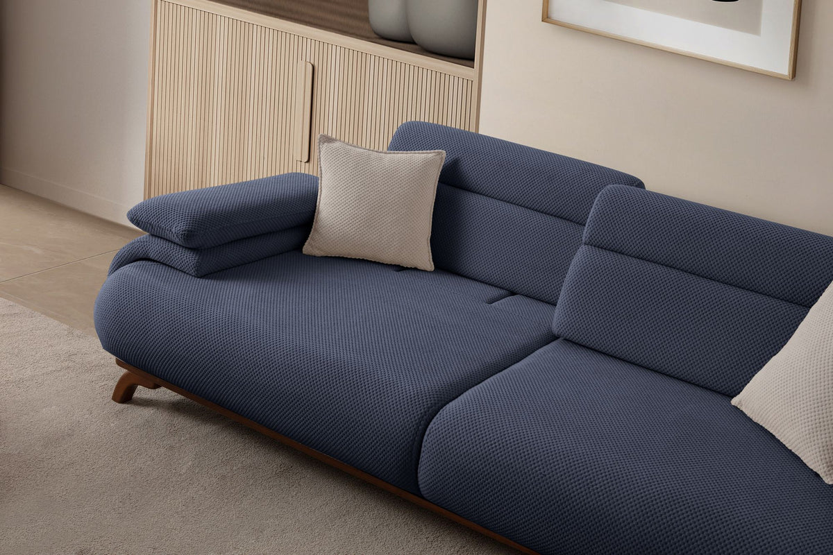 Marineblaues 3-Sitzer Sofa Bonjo von Hanah Home mit Holzbeinen, Polyester-Bezug in Tuna-Struktur und zwei losen Kissen.