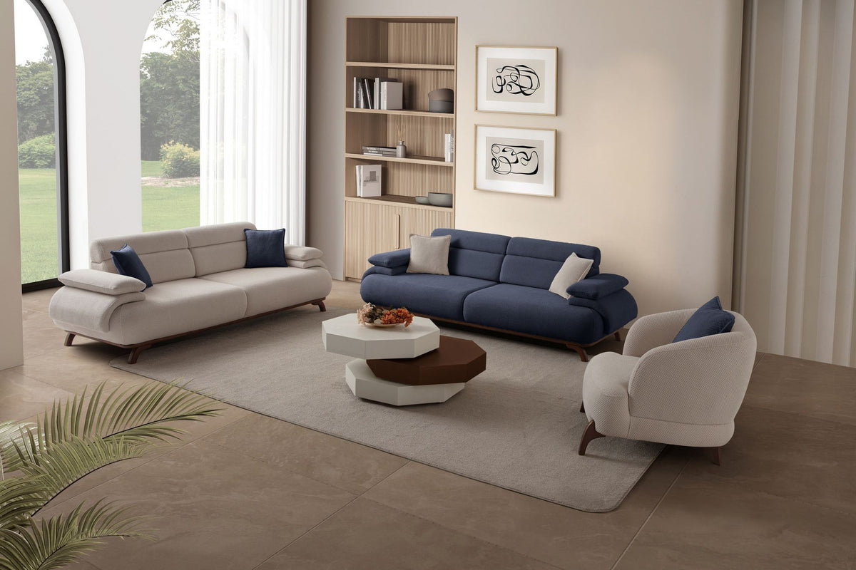 Marineblaues 3-Sitzer Sofa Bonjo von Hanah Home mit Holzbeinen, Polyester-Bezug in Tuna-Struktur und zwei losen Kissen.