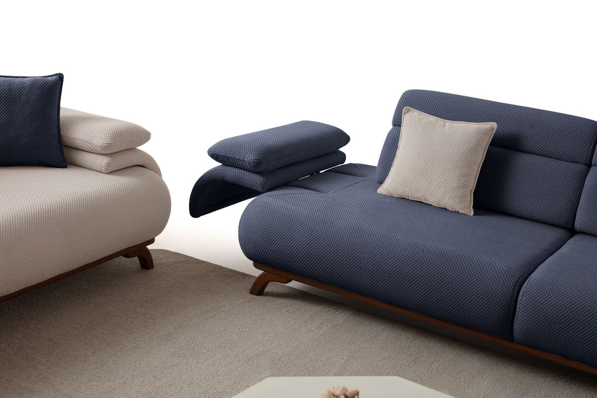Marineblaues 3-Sitzer Sofa Bonjo von Hanah Home mit Holzbeinen, Polyester-Bezug in Tuna-Struktur und zwei losen Kissen.