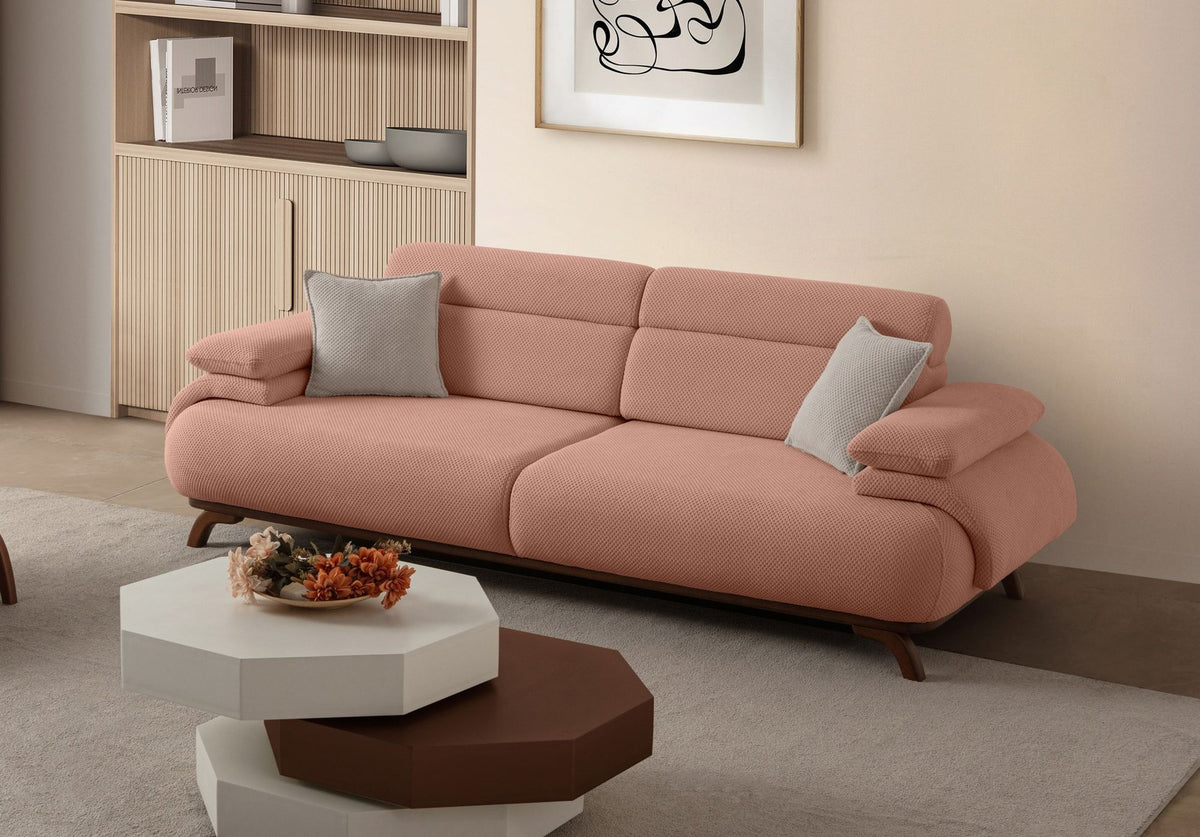 Puderfarbenes 3-Sitzer Sofa Bonjo von Hanah Home mit Polyesterbezug, Holzbeinen und zwei losen Kissen, Frontalansicht auf hellem Hintergrund.