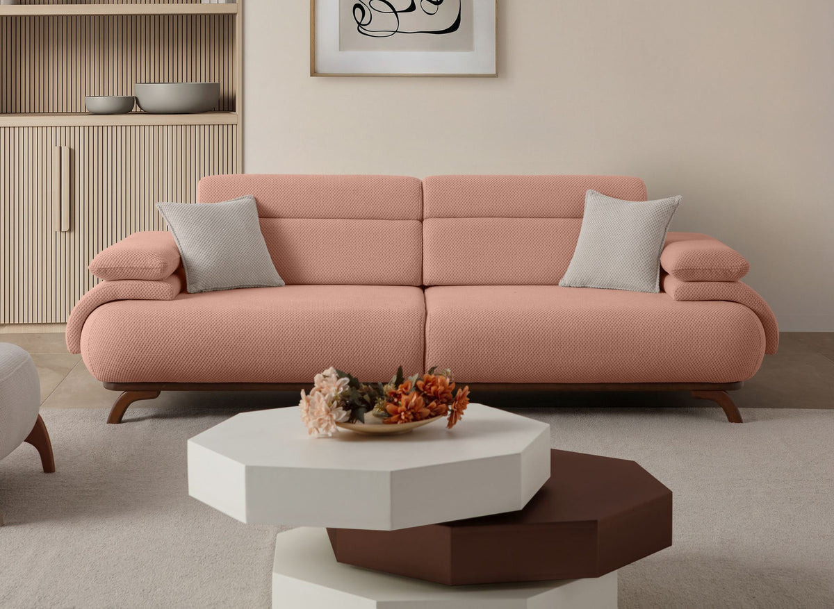 Puderfarbenes 3-Sitzer Sofa Bonjo von Hanah Home mit Polyesterbezug, Holzbeinen und zwei losen Kissen, Frontalansicht auf hellem Hintergrund.