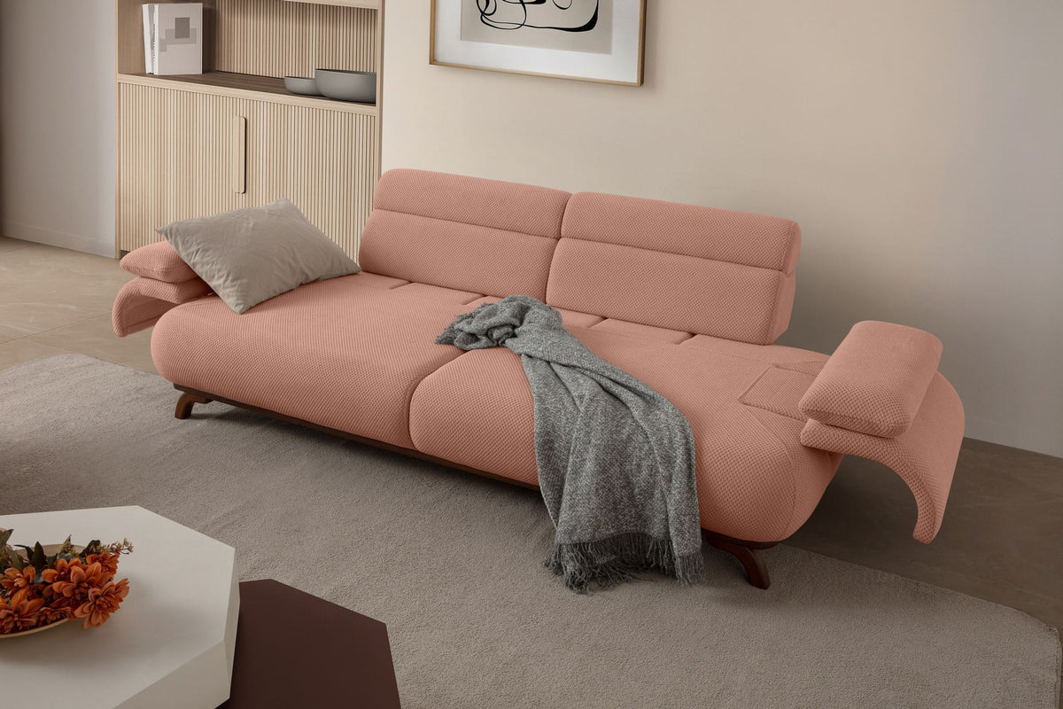 Puderfarbenes 3-Sitzer Sofa Bonjo von Hanah Home mit Polyesterbezug, Holzbeinen und zwei losen Kissen, Frontalansicht auf hellem Hintergrund.