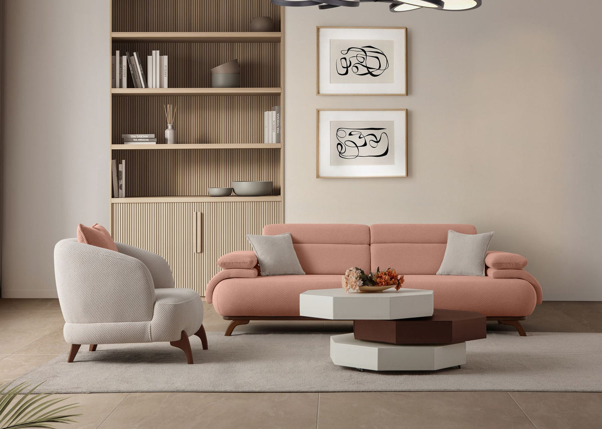 Puderfarbenes 3-Sitzer Sofa Bonjo von Hanah Home mit Polyesterbezug, Holzbeinen und zwei losen Kissen, Frontalansicht auf hellem Hintergrund.