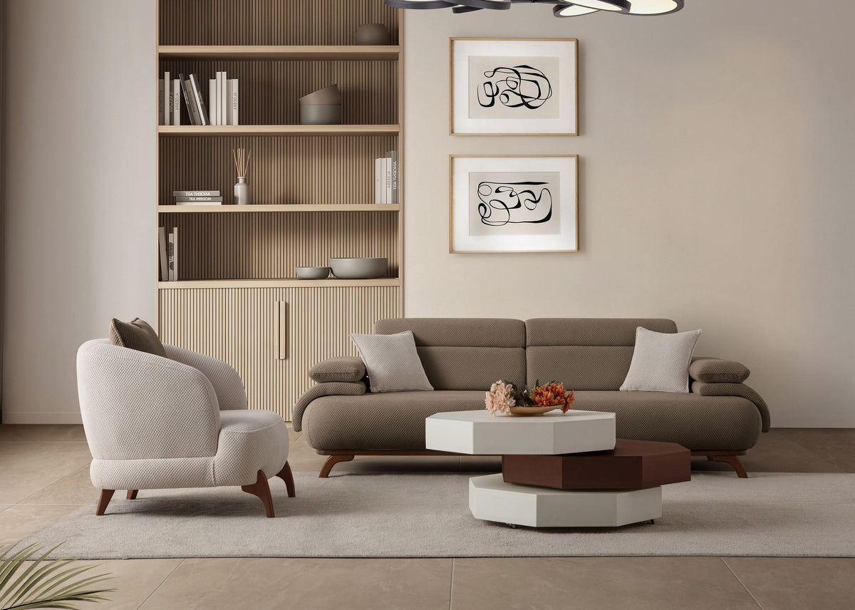Braunes 3-Sitzer Sofa Bonjo von Hanah Home in Erdton, Bezugsstoff aus Polyester mit Tuna-Struktur, Holzbeine, 246 cm breit und 97 cm tief.