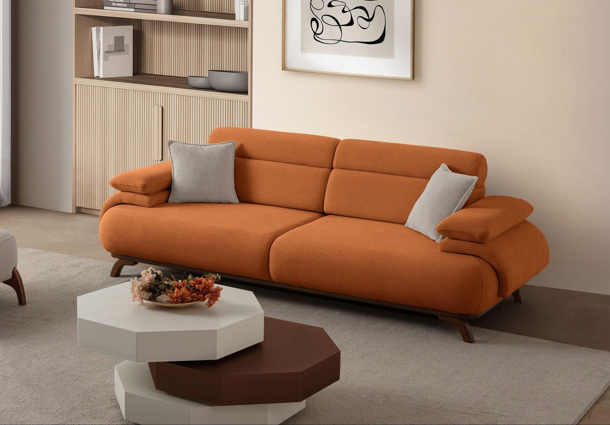 Ziegelrotes 3-Sitzer Sofa Bonjo mit Polyesterbezug in Tuna-Struktur, Holzbeinen und Rückenkissen, Gestell aus Hainbuche und Spanplatte.