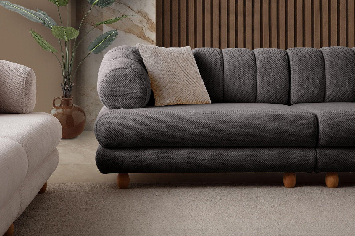 Anthrazitfarbenes 3-Sitzer Sofa mit Polyesterbezug in Tuna-Struktur, Holzbeinen und zwei losen Kissen auf hellem Untergrund.