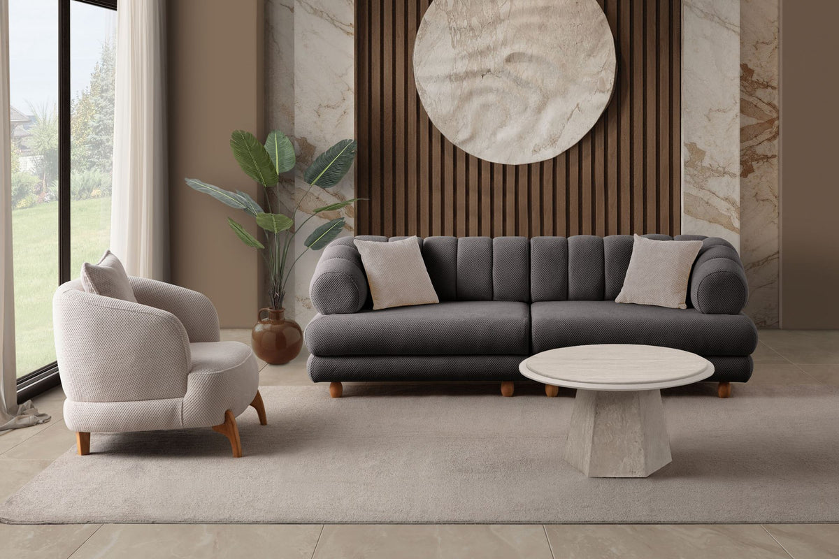 Anthrazitfarbenes 3-Sitzer Sofa mit Polyesterbezug in Tuna-Struktur, Holzbeinen und zwei losen Kissen auf hellem Untergrund.