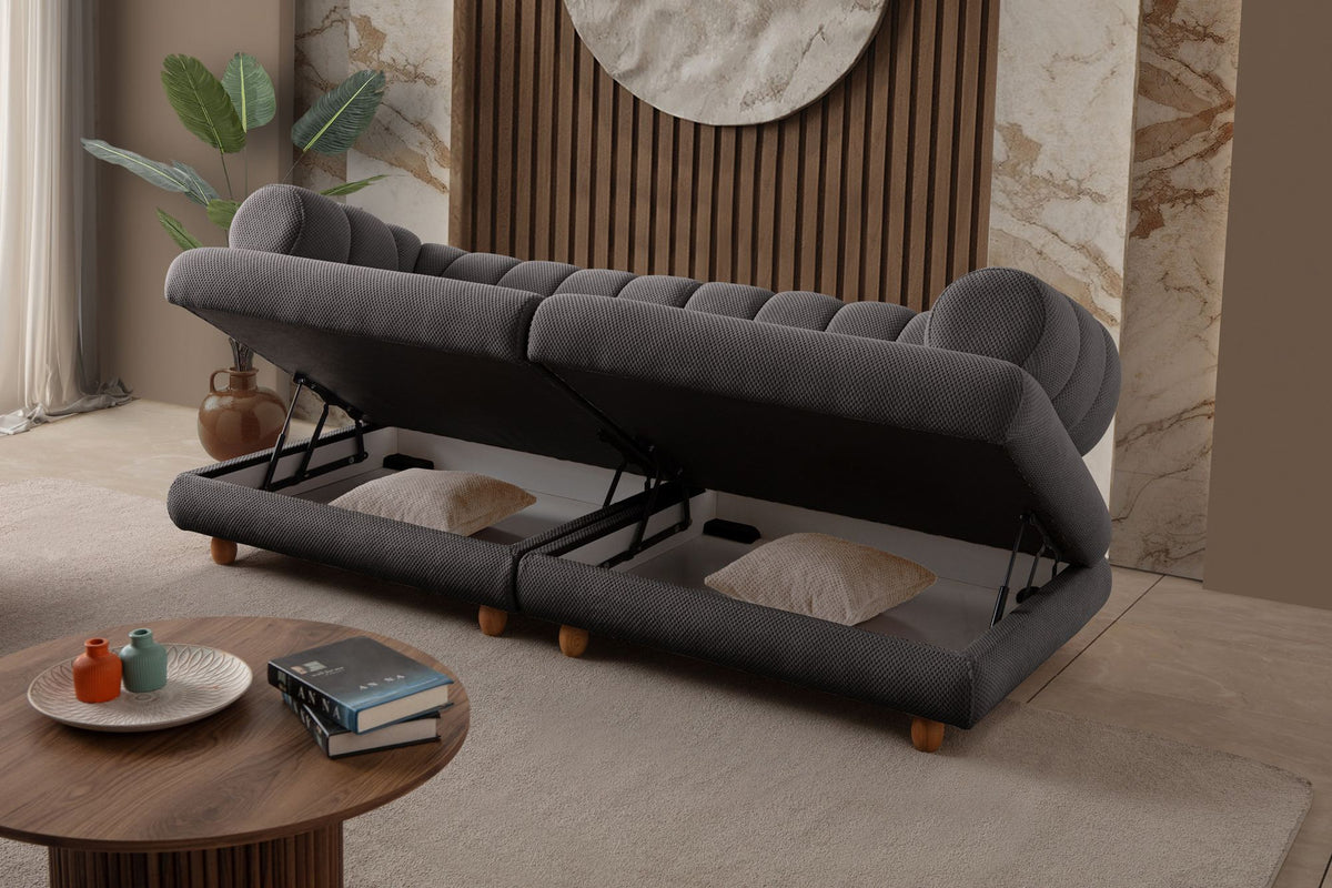Anthrazitfarbenes 3-Sitzer Sofa mit Polyesterbezug in Tuna-Struktur, Holzbeinen und zwei losen Kissen auf hellem Untergrund.