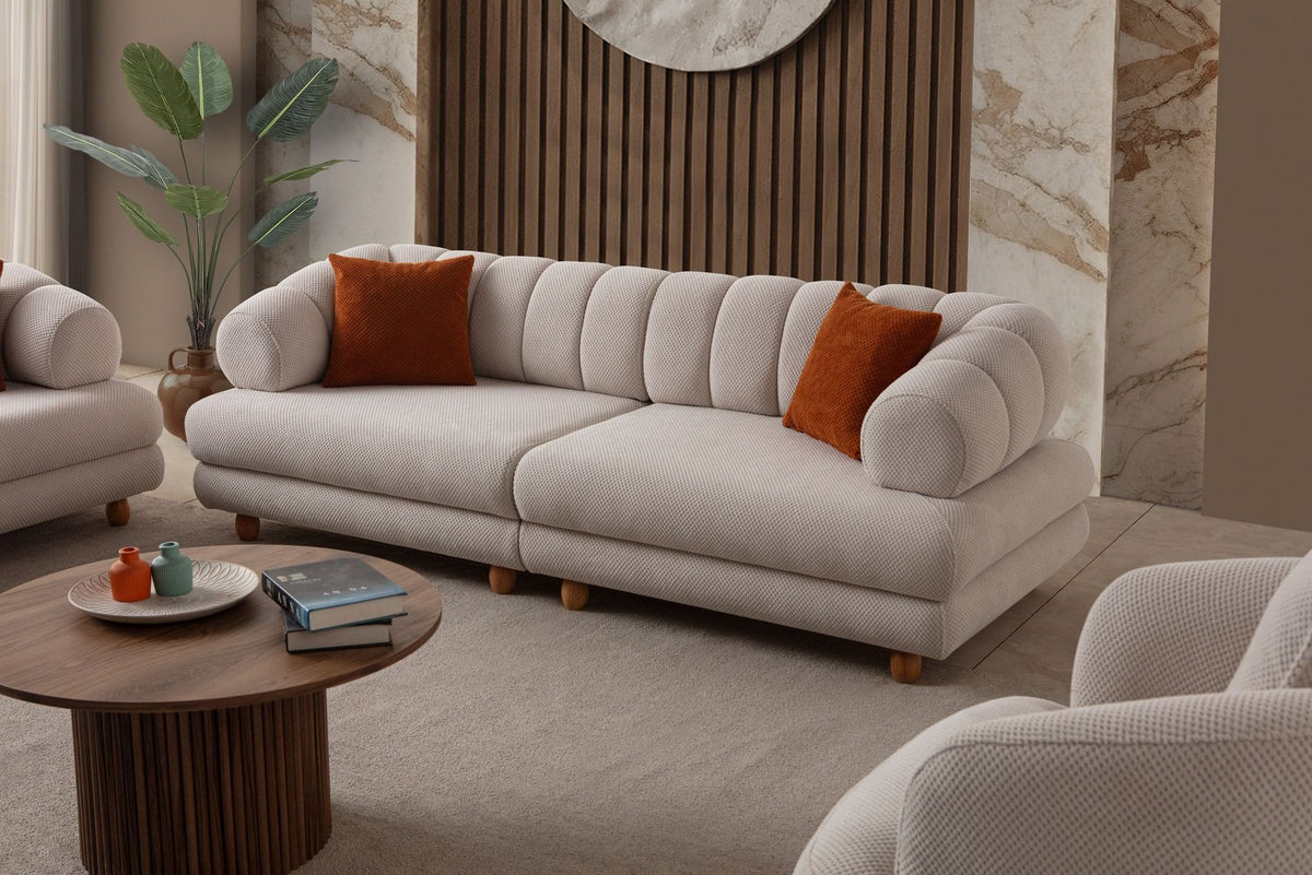 Beiges 3-Sitzer Sofa Gloria von Hanah Home mit Polyesterbezug, Holzbeinen und zwei Kissen, Frontalansicht auf hellem Hintergrund.