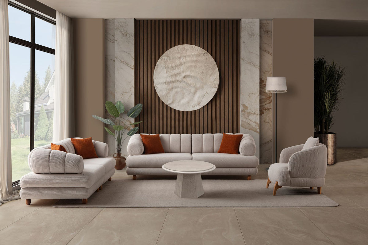 Beiges 3-Sitzer Sofa Gloria von Hanah Home mit Polyesterbezug, Holzbeinen und zwei Kissen, Frontalansicht auf hellem Hintergrund.