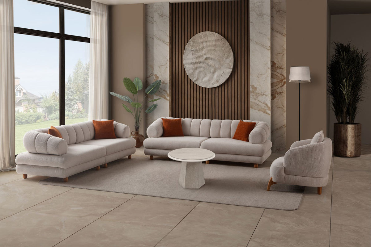 Beiges 3-Sitzer Sofa Gloria von Hanah Home mit Polyesterbezug, Holzbeinen und zwei Kissen, Frontalansicht auf hellem Hintergrund.