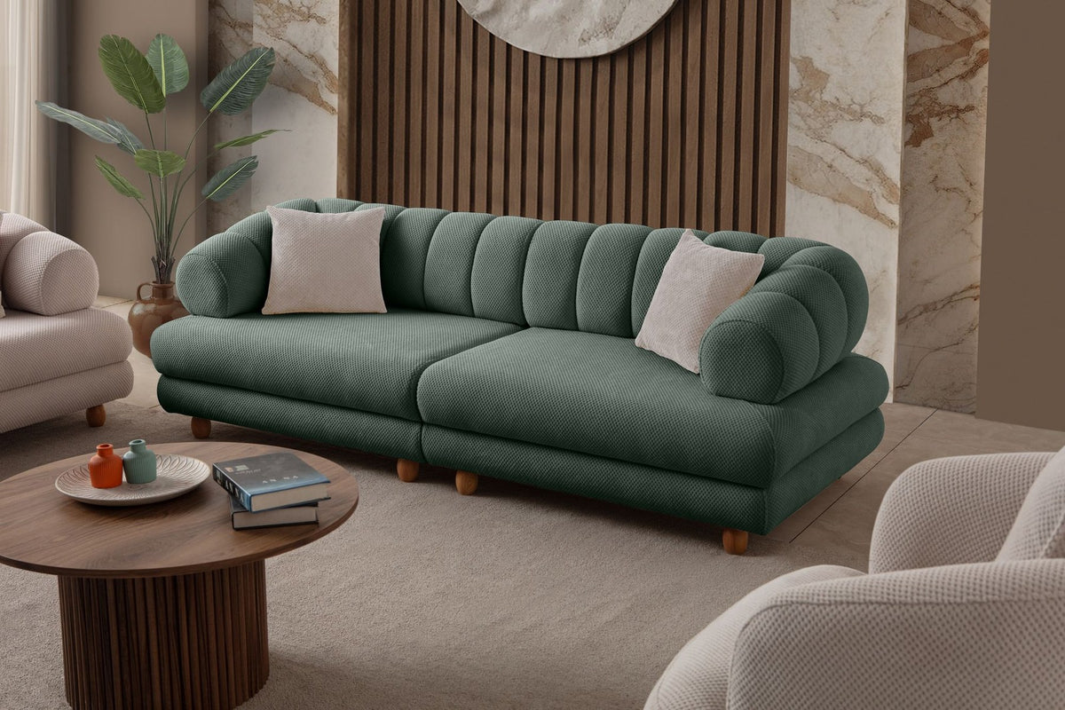 Grünes 3-Sitzer Sofa mit Polyesterbezug in Tuna-Struktur, Holzbeinen und abnehmbarem Sitzkissen, Gestell aus Hainbuche und Spanplatte.