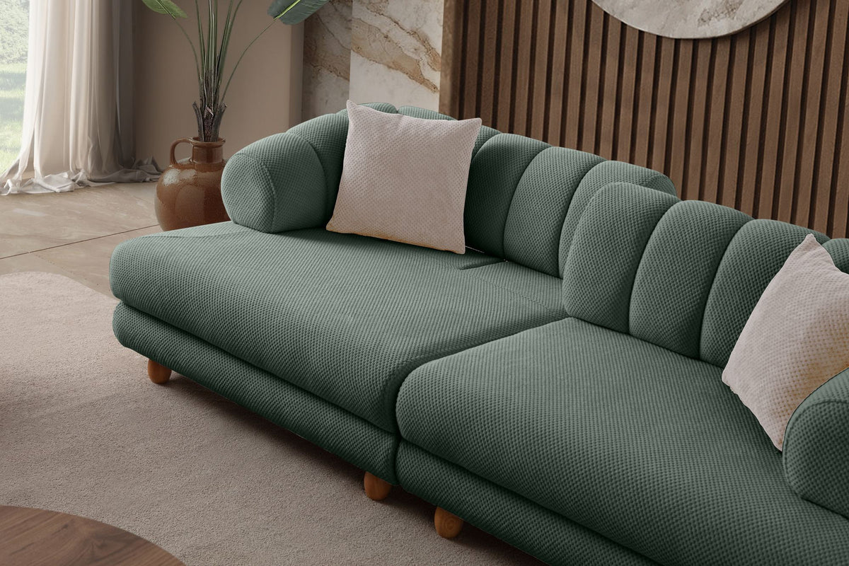 Grünes 3-Sitzer Sofa mit Polyesterbezug in Tuna-Struktur, Holzbeinen und abnehmbarem Sitzkissen, Gestell aus Hainbuche und Spanplatte.