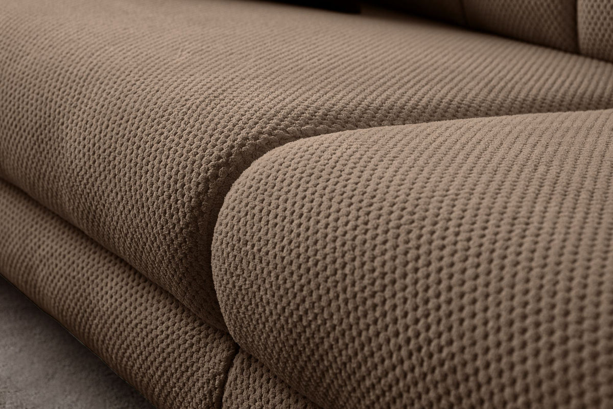 3-Sitzer Sofa in der Farbe Latte mit Polyester-Bezug in Tuna-Struktur, Holzbeinen und abnehmbaren Sitzkissen, fotografiert freistehend.