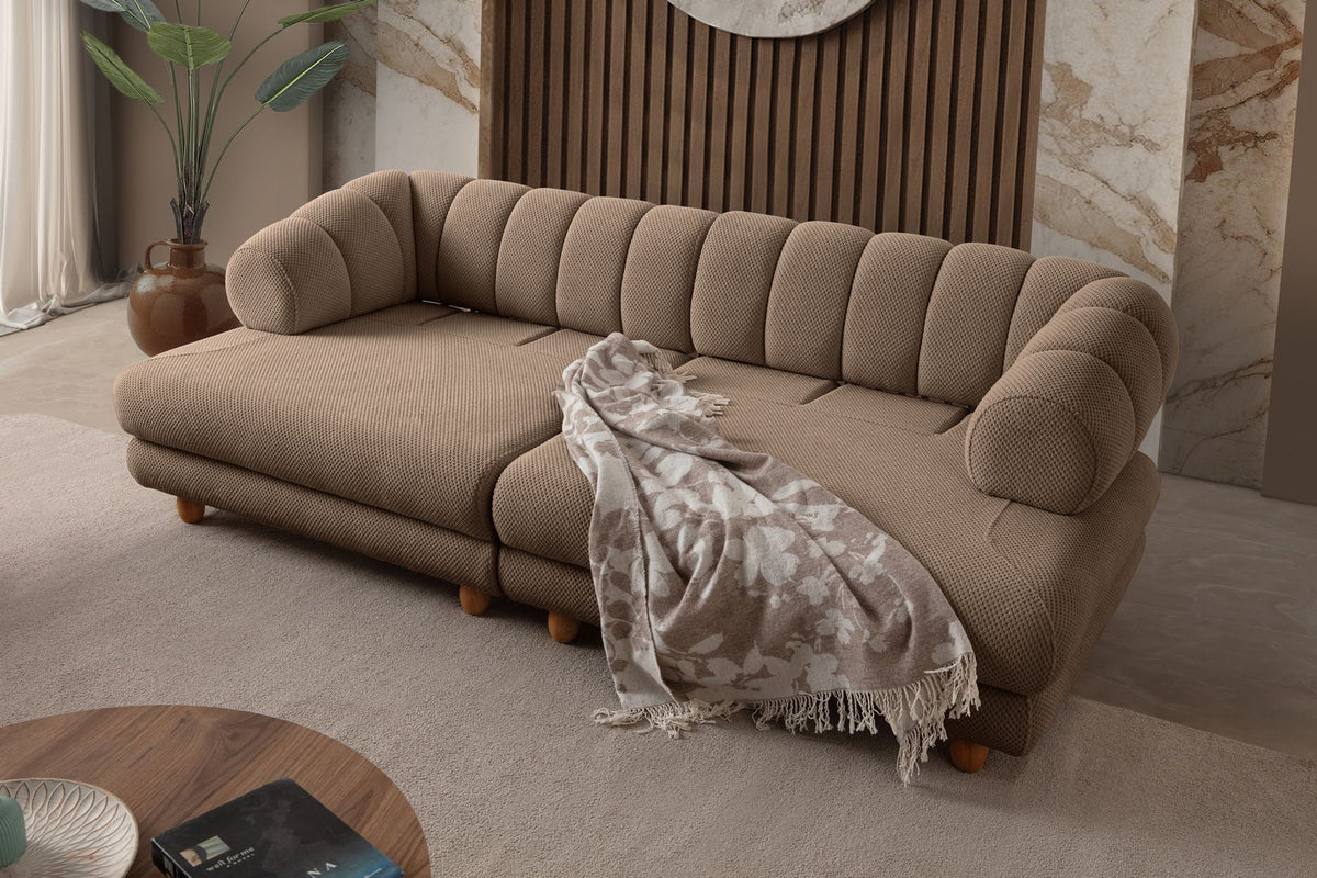 3-Sitzer Sofa in der Farbe Latte mit Polyester-Bezug in Tuna-Struktur, Holzbeinen und abnehmbaren Sitzkissen, fotografiert freistehend.