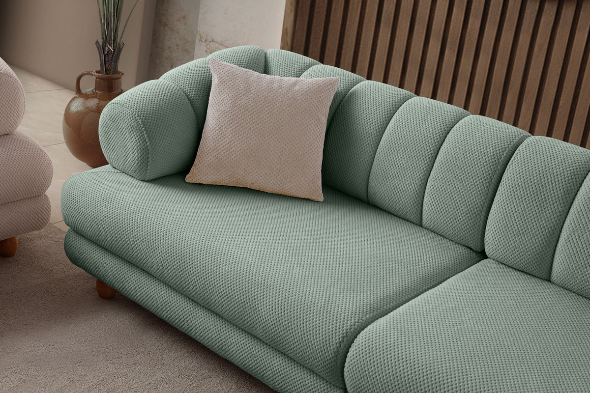 Seegrünes 3-Sitzer Sofa mit Polyesterbezug in Tuna-Struktur, Holzbeinen und abnehmbarem Sitzkissen, Gestell aus Hainbuche und Spanplatte.