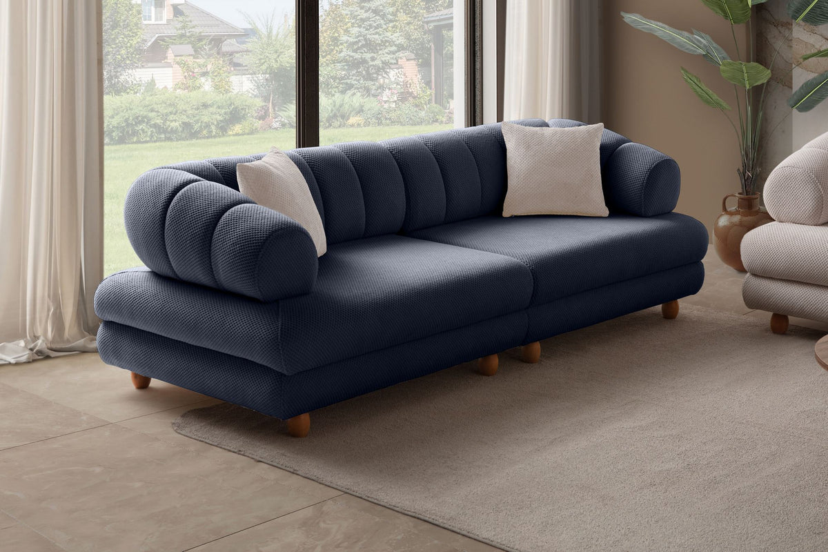 Marineblaues 3-Sitzer Sofa mit Polyesterbezug, Holzbeinen und zwei Kissen, Gestell aus Hainbuche und Spanplatte, Hanah Home.
