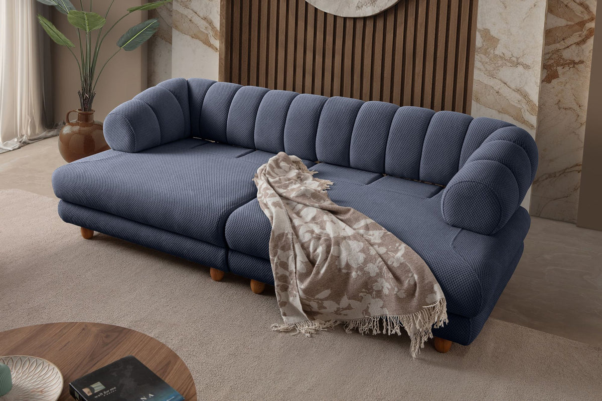 Marineblaues 3-Sitzer Sofa mit Polyesterbezug, Holzbeinen und zwei Kissen, Gestell aus Hainbuche und Spanplatte, Hanah Home.