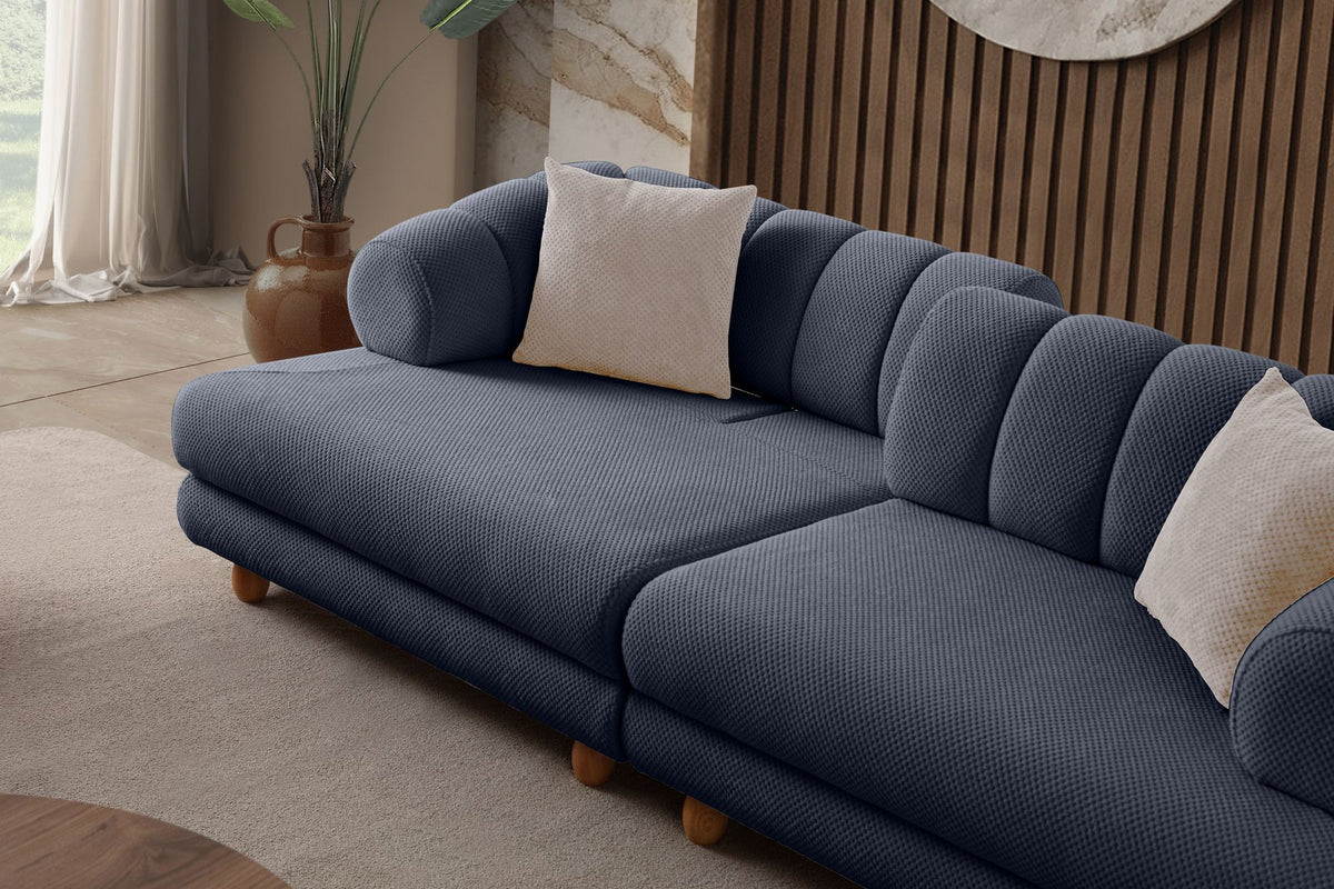Marineblaues 3-Sitzer Sofa mit Polyesterbezug, Holzbeinen und zwei Kissen, Gestell aus Hainbuche und Spanplatte, Hanah Home.
