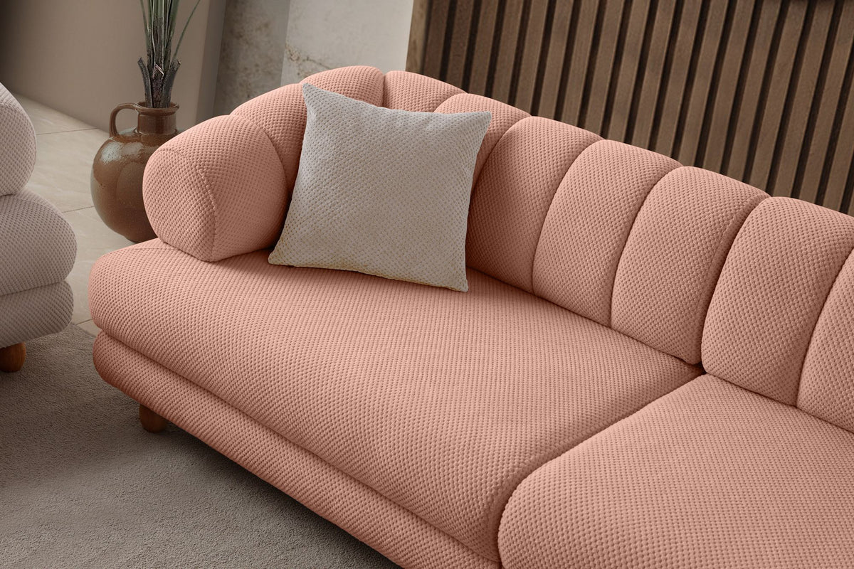 Gepolstertes 3-Sitzer Sofa in Puder mit Polyesterbezug, Holzbeinen und zwei losen Kissen, Gestell aus Hainbuche und Spanplatte.