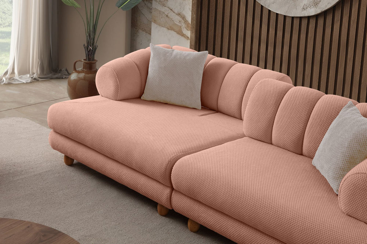 Gepolstertes 3-Sitzer Sofa in Puder mit Polyesterbezug, Holzbeinen und zwei losen Kissen, Gestell aus Hainbuche und Spanplatte.