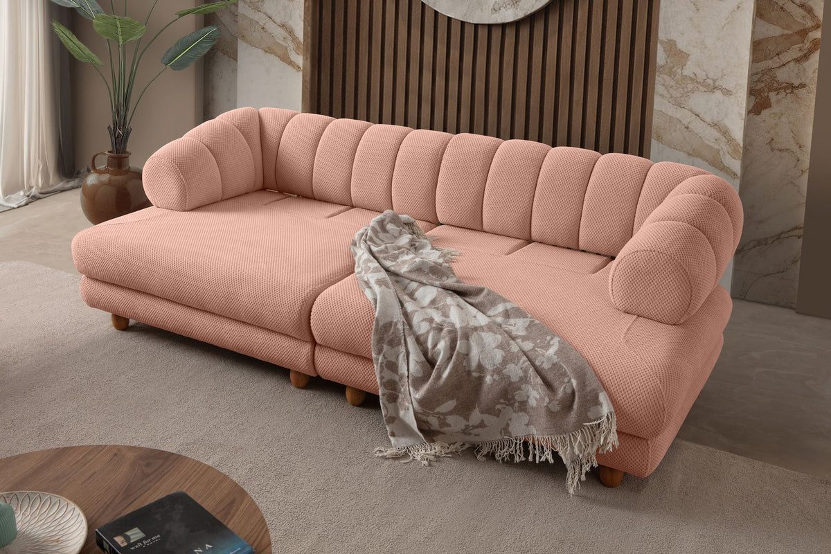 Gepolstertes 3-Sitzer Sofa in Puder mit Polyesterbezug, Holzbeinen und zwei losen Kissen, Gestell aus Hainbuche und Spanplatte.