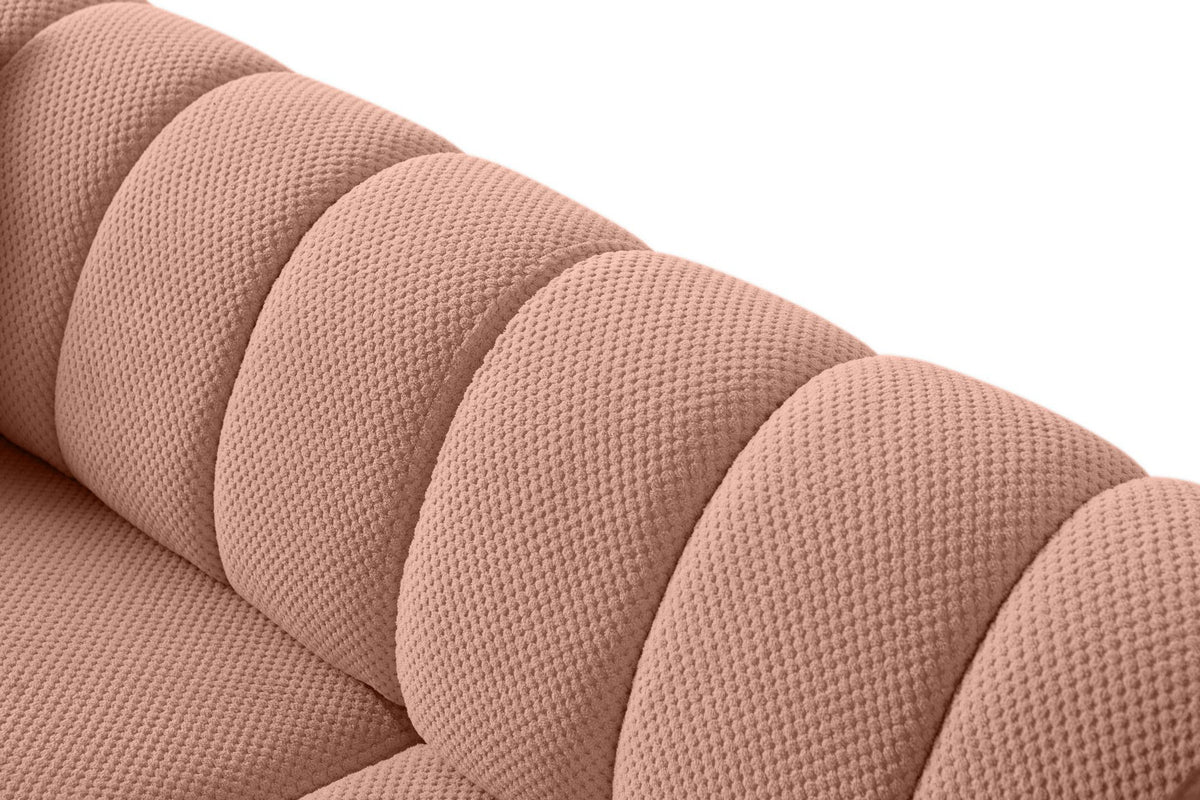 Gepolstertes 3-Sitzer Sofa in Puder mit Polyesterbezug, Holzbeinen und zwei losen Kissen, Gestell aus Hainbuche und Spanplatte.