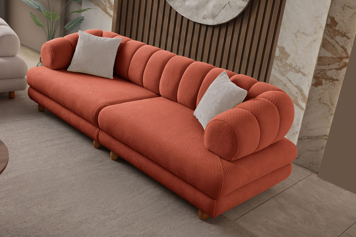 Ziegelrotes 3-Sitzer Sofa mit Polyesterbezug in Tuna-Struktur, Holzbeinen und zwei losen Kissen, Gestell aus Hainbuche und Spanplatte.