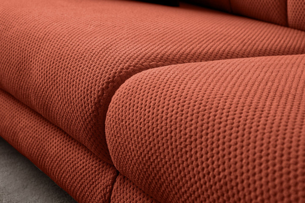 Ziegelrotes 3-Sitzer Sofa mit Polyesterbezug in Tuna-Struktur, Holzbeinen und zwei losen Kissen, Gestell aus Hainbuche und Spanplatte.